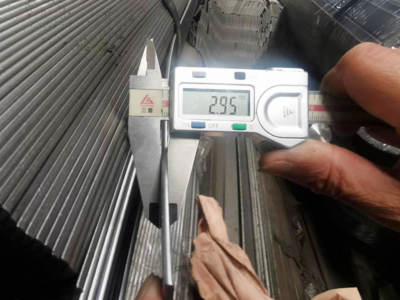 冷拉扁鋼與傳統的熱軋扁鋼相比其表面光潔度高尺寸精度更加精準且材料的力學(xué)性能得到了顯著(zhù)的提升